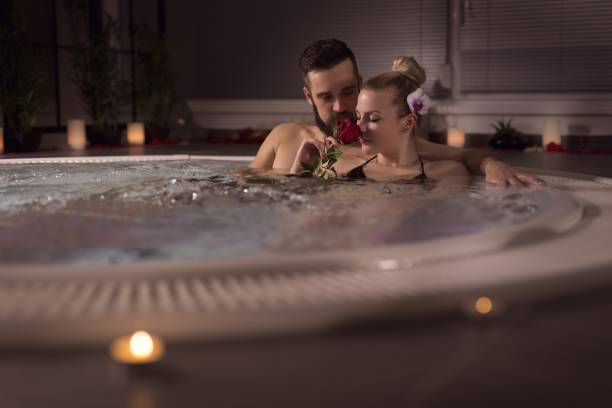 couple jacuzzi privatif love room séjour chambre hôtel hébergement romantique Valenciennes